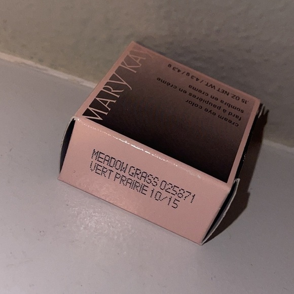 New In Box Mary Kay Cream Eye Color Meadow Grass #025871 - Picture 2 of 4